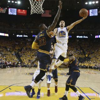 Warriors aplastan a Cavaliers y amplían su delantera