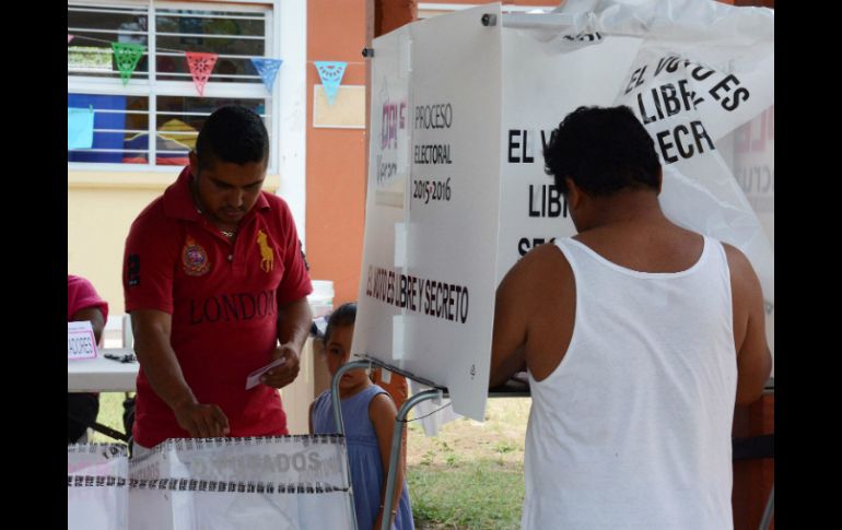 Al cierre de las casillas, la policía capitalina custodió el traslado de los paquetes electorales, sin reportar ningún incidente. SUN /