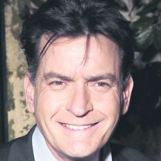 Charlie Sheen ahora es bueno, ¡a la fuerza!