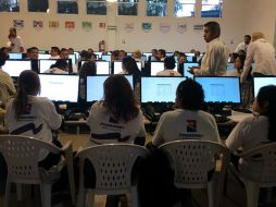 Trabajadores registran los primeros datos en el Programas de Resultados Electorales Preliminares. NTX /