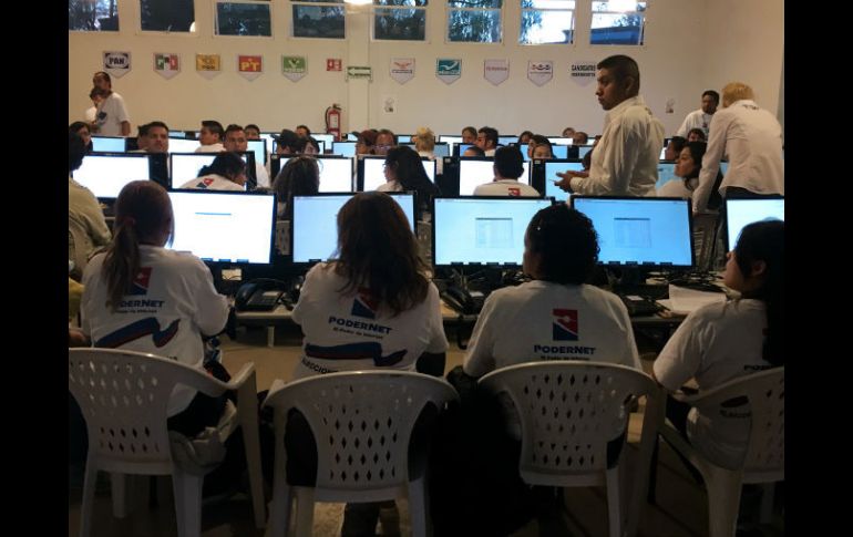 Trabajadores registran los primeros datos en el Programas de Resultados Electorales Preliminares. NTX /