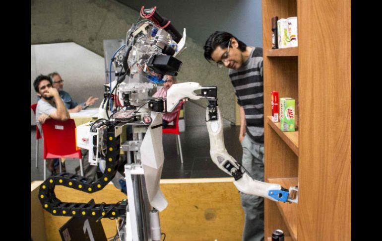 Una de las creaciones da una muestra en campo de sus habilidades. SUN / J. Nava