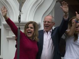 Pedro Pablo Kuczynski saluda a una multitud desde el balcón de su casa, en Lima. AP / R. Abd