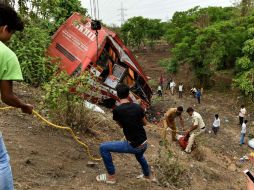 Cuerpos de rescate trabajaron arduamente para recuperar los cuerpos y trasladar a los lesionados a distintos hospitales. AFP /