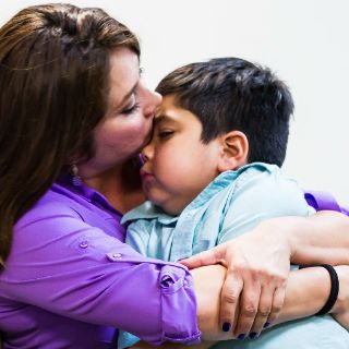 Dona riñón al hijo que conoció por teléfono