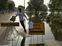 El nivel del agua comenzó a descender, pero no es señal de que la crisis haya sido superada, asegura Hollande. AFP / J. Monier