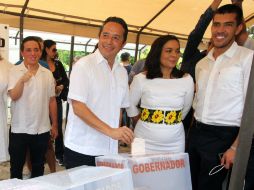 Carlos Joaquín González al emitir su voto. NTX / F. Gálvez