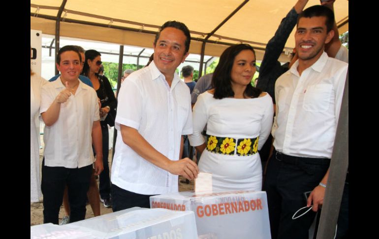 Carlos Joaquín González al emitir su voto. NTX / F. Gálvez