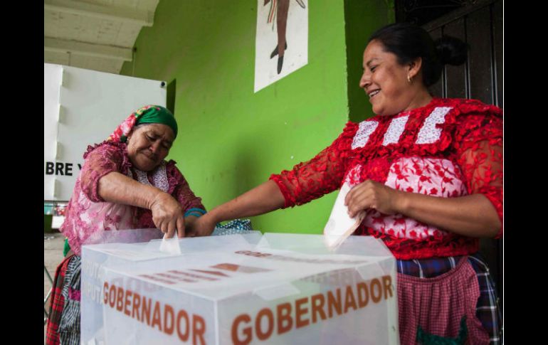 Oaxaqueñas hacen valer su voto para renovar al titular del Ejecutivo estatal. SUN /