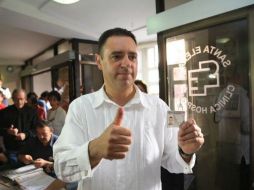 Alejandro Tello, ayer en la casilla que le correspondió votar. NTX /