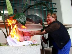 Una mujer quema material electoral en Veracruz. AFP / L. Murillo