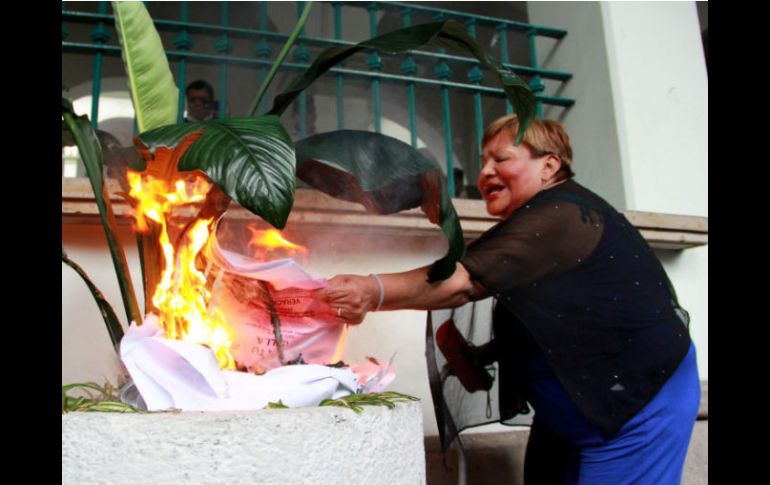 Una mujer quema material electoral en Veracruz. AFP / L. Murillo