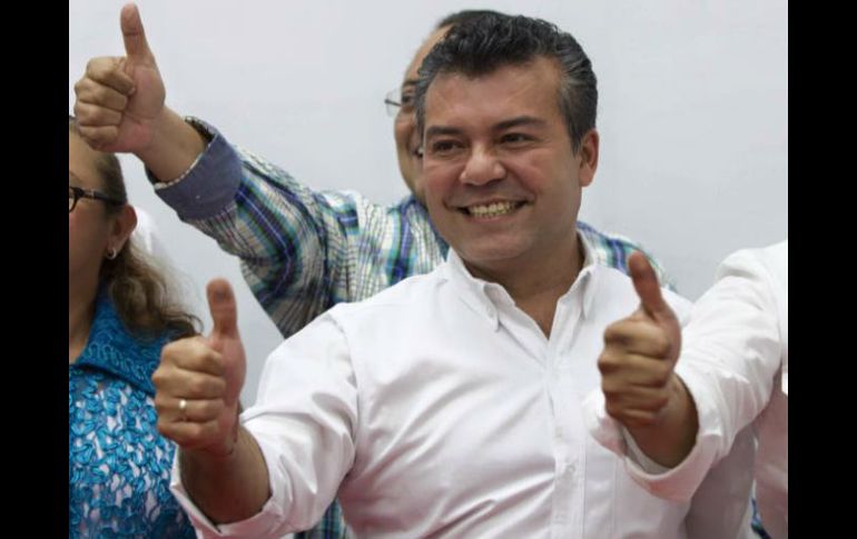 ''A Carlos Joaquín González mis deseos de éxito en la gran responsabilidad de gobernar esta hermosa tierra'', escribió en Facebook. FACEBOOK / Mauricio Góngora