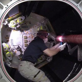 Astronauta entra por primera vez al módulo inflable BEAM