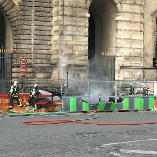 Bomberos extinguen incendio en fachada del Louvre