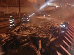 El fuego fue controlado poco después de las nueve de la noche. ESPECIAL /