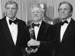 Peter Shaffer (centro) posa con los actores Burt Lancaster y Kirk Douglas tras ganar su Oscar por 'Amadeus', en 1985. AP / ARCHIVO