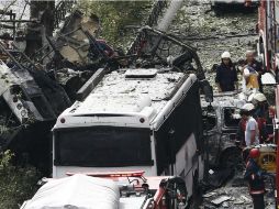 Policías y bomberos inspeccionan el lugar donde se produjo el ataque. EFE / S. Suna