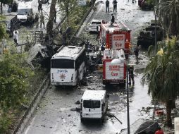 Varios comercios y edificios fueron desalojados porque los artificieros harán una explosión controlada de un auto sospechoso. EFE / S. Suna