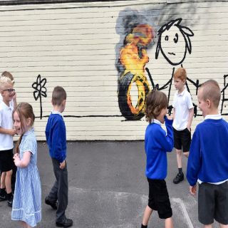 Banksy le 'regala' un mural a una escuela británica