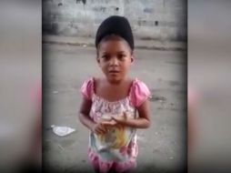 En la corta grabación, la niña protesta que no tiene agua, comida, medicina, ni shampoo. YOUTUBE / Videos Virales