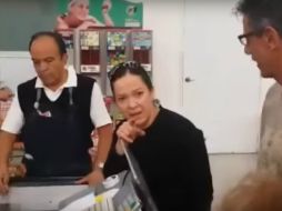 La mujer insulta, amenaza y agrede a cuanta persona la increpe por su nefasta escena. YOUTUBE / Grillonautas2