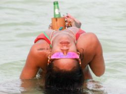 Melissa Forde sube a su cuenta de Instagram una serie de fotografías de Rihanna posando en la playa. INSTAGRAM / mdollas11