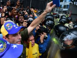 Capriles cuestionó la decisión del gobierno de enviar a las calles a cientos de policías nacionales y guardias nacionales. AFP / R. Schemidt