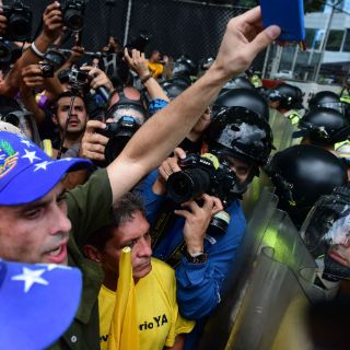 Policías repelen marcha de la oposición en Venezuela