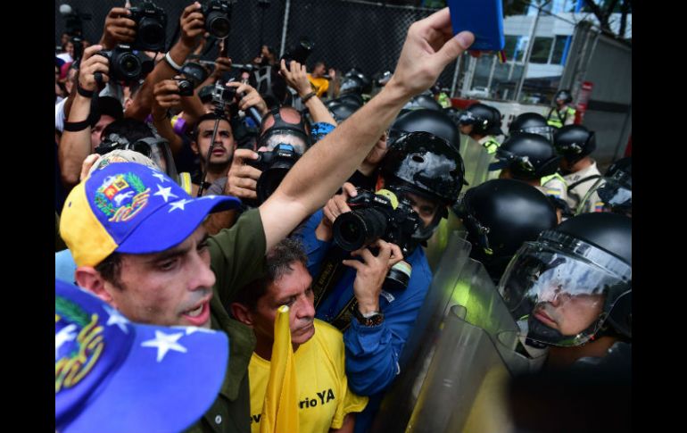 Capriles cuestionó la decisión del gobierno de enviar a las calles a cientos de policías nacionales y guardias nacionales. AFP / R. Schemidt