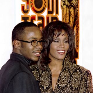 Bobby Brown culpa a Gordon por muerte de Houston y su hija