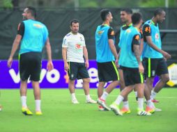 Carlos Caetano Bledorn Verri (al centro), durante el entrenamiento de ayer en el campo de la Universidad Central de Florida en Orlando. EFE /
