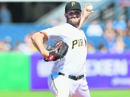 Jonathon Niese. El pitcher abridor de los Piratas realiza un lanzamiento en el primer inning del partido de ayer. AFP / J. Berl