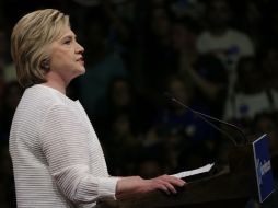 La precandidata a la presidencia de EU por el partido Demócrata Hillary Clinton pronuncia un discurso ante seguidores. EFE / P. Foley