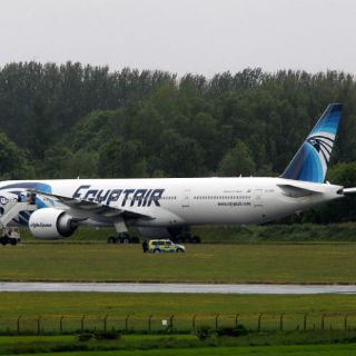 Avión de EgyptAir aterriza en Uzbekistán por sospecha de bomba