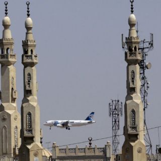 Vuelo de EgyptAir retoma su ruta tras aterrizaje forzoso