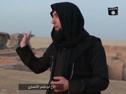 En el material se ve a un simpatizante vestido de negro que amenaza con hacer explotar a las pirámides de Egipto. ESPECIAL /