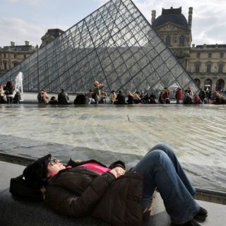Museo del Louvre reabre parcialmente