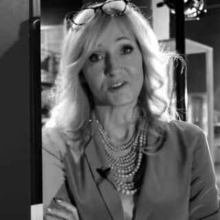 J. K. Rowling pide que no 'spoileen' obra de Harry Potter