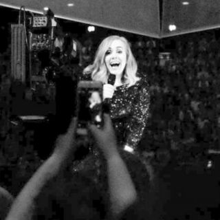 Adele recuerda a las Spice Girls en su show en Ámsterdam