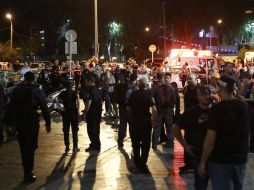 La policía asegura el área tras evacuar la zona. AFP / J. Guez