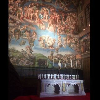 Desorganización y quejas en réplica de la Capilla Sixtina