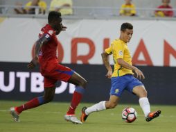 Sobresalió la actuación de Phillippe Couthino, quien fue autor de tres goles para la selección brasileña. EFE / L. Tejido