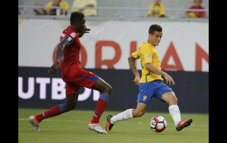 Sobresalió la actuación de Phillippe Couthino, quien fue autor de tres goles para la selección brasileña. EFE / L. Tejido