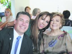 Mina Flores con sus hijos José Luis y Any Cham.  /