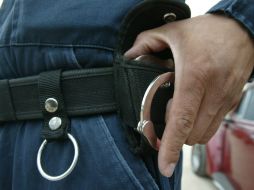 Le arrebataron el teléfono y lo arrojaron al suelo, dejándolo abajo del taxi que estaban revisando. NTX / ARCHIVO