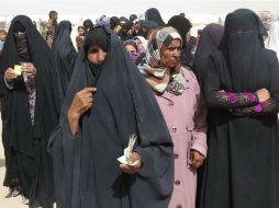 Familias enteras huyen hacia los campamentos de la Media Luna Roja Iraquí en busca de comida, agua y medicinas. AFP / A. Mousa