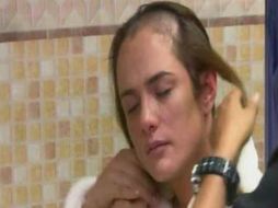 'Antes de que la maldita quimioterapia me tumbe el pelo me lo quito yo', dice 'Esperanza' antes de raparse. TWITTER / @programa_hoy