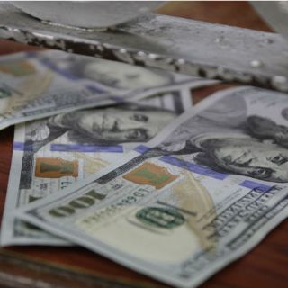 Dólar cierra hasta en 18.58 pesos en bancos