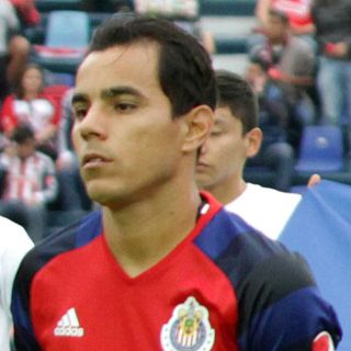 Omar Bravo seguirá en Chivas
